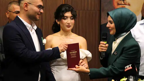 Bakan Göktaş'tan genç çifte çifte mutluluk: Hem nikah şahidi oldu hem de devletin desteğini hatırlattı