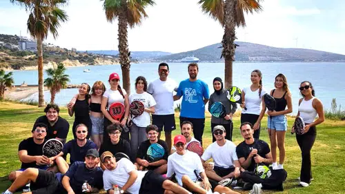 Çeşme’nin gençleri kortlarda buluştu: Padel rüzgarı esiyor