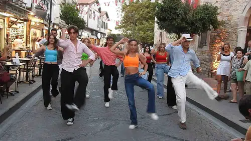 Çeşme’de ritim hiç düşmedi: İzmir Aşkına Derneği’nden çifte performans