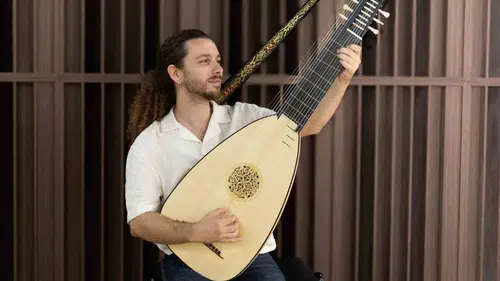 Saraylardan gelen kadim tını: 400 yıllık teorbo İzmir sahnesinde yeniden doğuyor