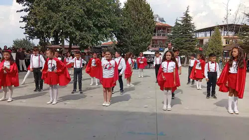 Sarıgöl'de ders zili coşkuyla çaldı: Öğrencilerin performansı ayakta alkışlandı
