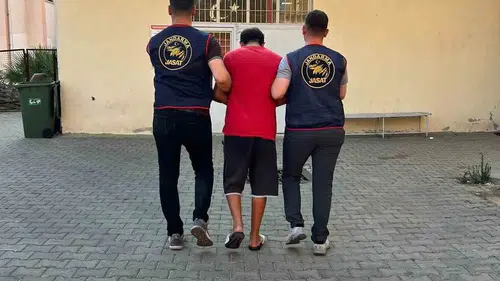İzmir’de Gece Yarısı Operasyonu: 23 Yıl Hapis Cezasıyla Aranan Firari JASAT’a Takıldı