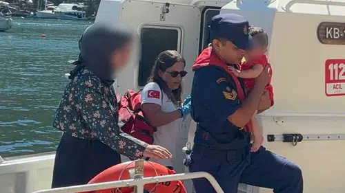 Mavi sularda korku dolu anlar: Yaralanan bebek için Sahil Güvenlik seferber oldu