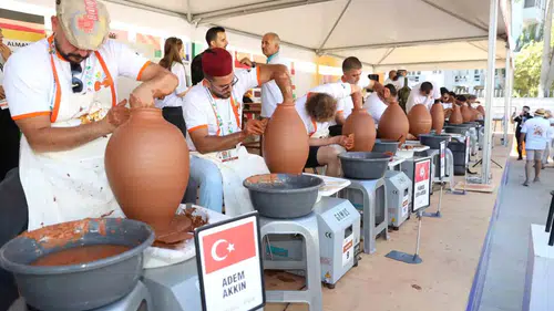 Menemen’de toprak sanatla buluştu: 45 ülkeden gelen ustalar hünerlerini sergiledi