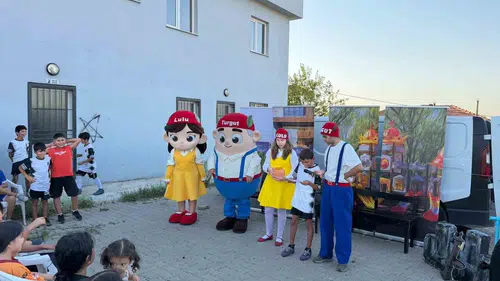 Turgutlu’nun neşeli kahramanları mahalleleri şenlendirdi: Tiyatro çocukların ayağına geldi