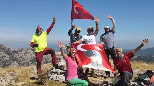 Muğla’nın zirvesinde anlamlı vefa: Gaziler Günü için gökyüzüne Türk bayrağı çektiler