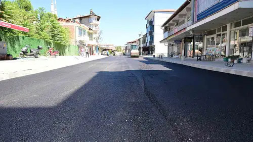 Selendi'de ulaşım engelleri bir bir kalkıyor: Atatürk Caddesi yeni yüzüne kavuşuyor