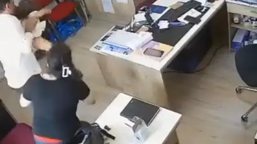 Bornova'da korku dolu anlar: Muhtarın müdahalesi minik çocuğa nefes oldu