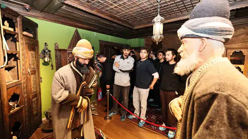Manisa’ya yeni gelen üniversiteliler şehri adım adım keşfetti