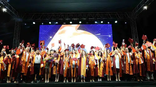 Bilginin ötesine geçmek: İEÜ’de 144 mezun yeni ufuklara yelken açtı