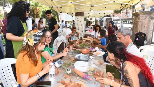 Menemen'de sanat denizin derinliklerine iniyor: Çömlekler canlılar için yuva olacak