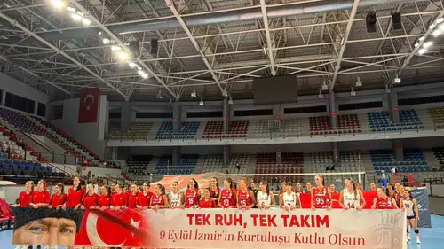 İzmir’in kurtuluş coşkusu voleybol parkesine taşındı: Üç dev kulüp tek yürek oldu
