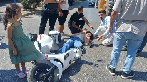 Efeler'de korkutan kaza: Ani fren motosikletliyi yola savurdu