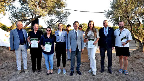 Çeşme’nin gönüllü ordusu bin çocuğu gülümsetti: Büyük dayanışmaya teşekkür plaketi