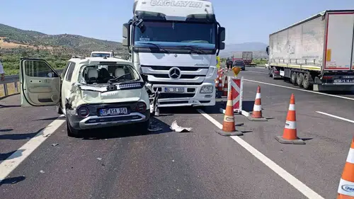 Otoyolda korku dolu anlar: Tırın biçtiği otomobilde 3 kişi yaralandı