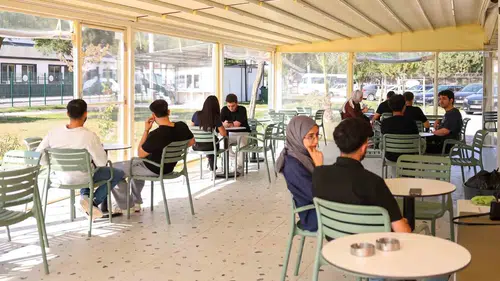 Efelerli gençlerin yeni buluşma noktası: Yurt Kafe dolup taşıyor
