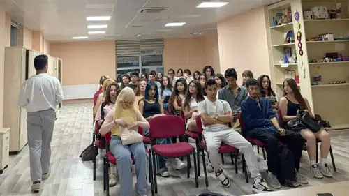 Menteşe’de sahne ışıkları gençler için yanıyor: Sanatla özgüven kazanıyorlar