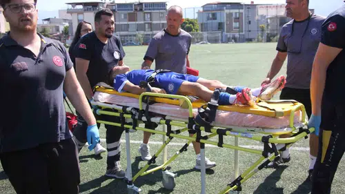 Sahada saniyelerle yarış: Genç futbolcuyu ölümden döndüren müdahale