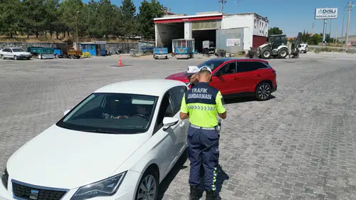 Bolvadin trafiğinde jandarma mesaisi: Sürücülerin güvenliği için denetimler sıkılaştı