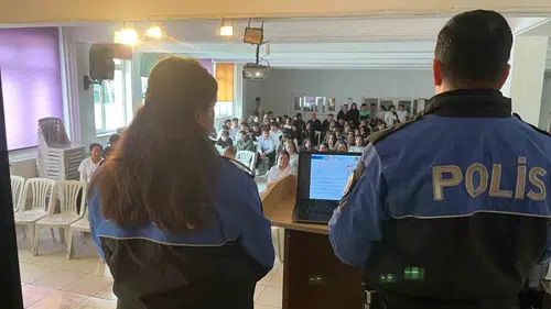 Gençlerin güvenliği için sahaya indiler: Polislerden lise öğrencilerine özel eğitim