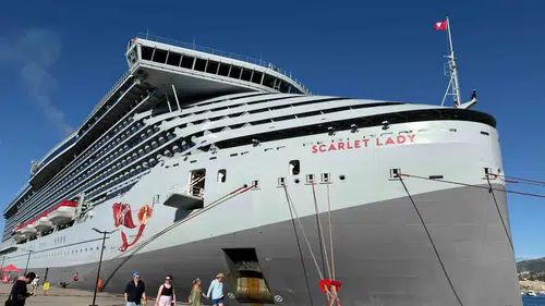 Bodrum limanında dev hareketlilik: Scarlet Lady binlerce turisti ağırladı