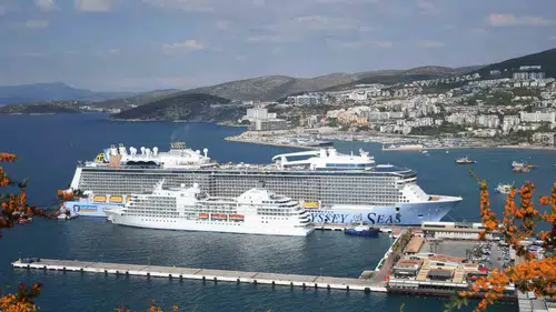 Kuşadası Limanı’nda dev gemilerle gelen turist bereketi