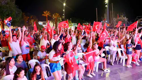 Bodrum’da voleybol zaferi: Filenin Sultanları’na dev ekranlı kutlama