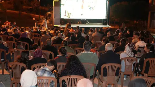 Denizli’de yıldızların altında sinema keyfi: Mahalleli beyaz perde etrafında kenetlendi