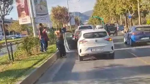 Menteşe’de trafik kilitlendi: Üç araç birbirine girdi