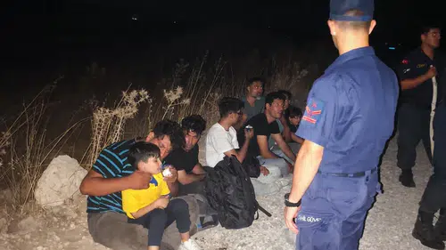 Çeşme'de Gece Yarısı Operasyonu: Kayalık Arazide Mahsur Kalan 18 Göçmen Kurtarıldı
