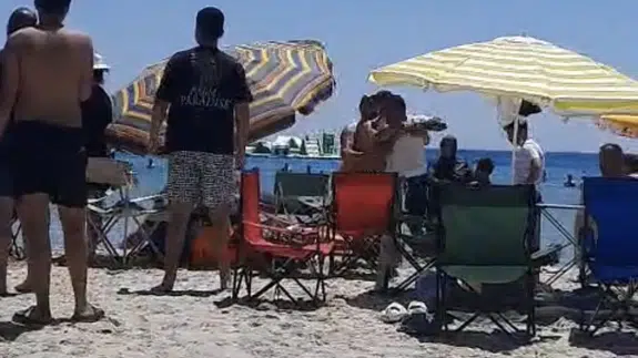 İzmir'deki Popüler Plajda Şemsiye Krizi Kameralara Yansıdı