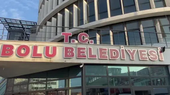Bolu Belediyesi’ne yönelik yürütülen soruşturma kapsamında, sabah saatlerinde belediye binasına gelen çok sayıda jandarma ekibi arama yapıyor