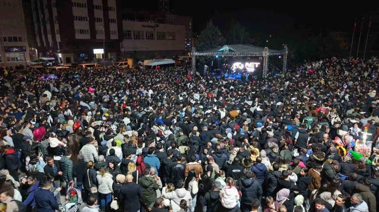 Kırıkkale’de Hüseyin Kağıt konserine binlerce kişi akın etti