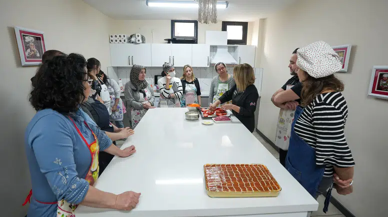 Mutfak atölyesinde Gaziemir’in yeni aşçıları yetişiyor