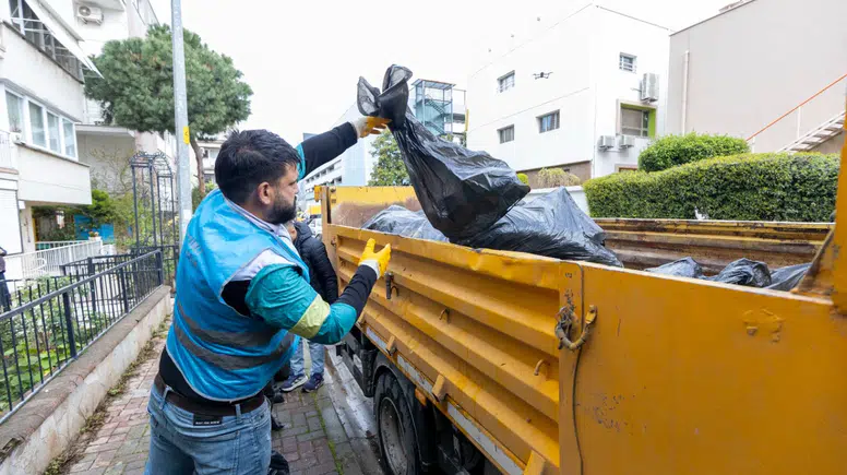 Karşıyaka Belediyesi’nden çöp eve müdahale: 3 ton atık çıkarıldı