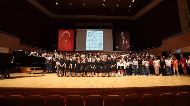 Binlerce koro sanatçısı büyük finalle ödüllerini aldı