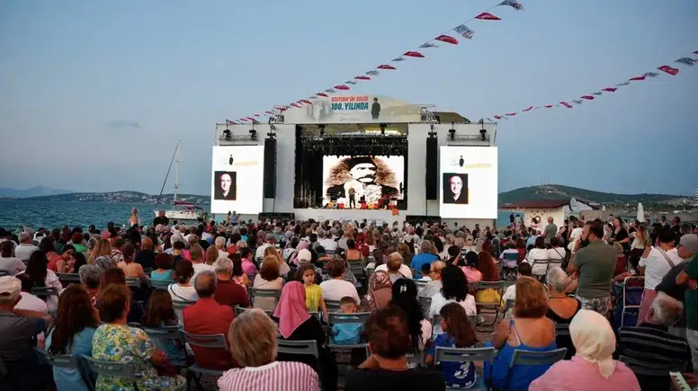 Atatürk'ün 100. yılı için Çeşme'de sanat, müzik ve söyleşilerle dolu anma etkinlikleri gerçekleştirildi