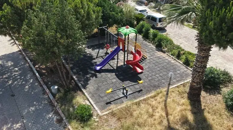 Menderes’te 3 Parkın Oyun Grubu Yenilendi, Vatandaşlar Memnuniyetini Dile Getirdi