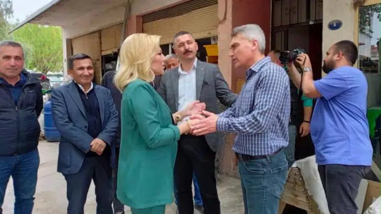 AK Partililere ‘mukaddes yol’ başarısı dileyen isim CHP Selçuk başkanı oldu