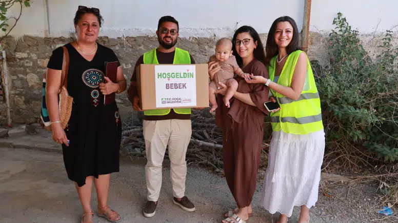 Foça Belediyesi’nden Ailelere Dayanışma Desteği: Hoş Geldin Bebek Paketi