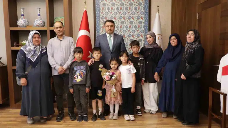 Minik yüreklerden büyük vefa: Şehitliğin gizli kahramanları Valilikte ağırlandı