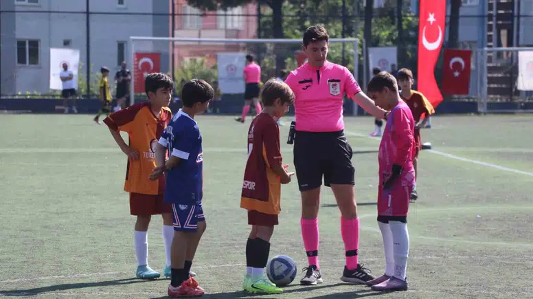 Denizli'de minik kramponlar sahneye çıktı: Şampiyonluk kupası sahibini buldu