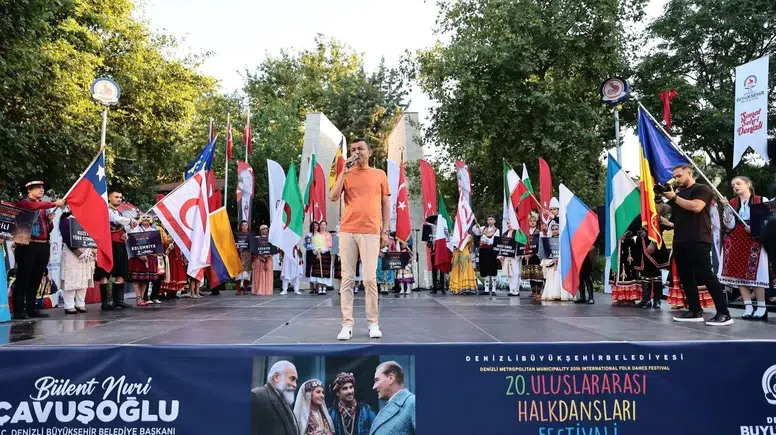 Denizli’de dünya rüzgarı: 20 ülkeden gelen dansçılar barış için sahne aldı