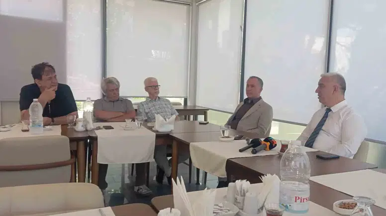 Bergama siyasetinde deprem: Başkan Çelik ve 19 meclis üyesi rotayı Yeni Parti’ye kırdı