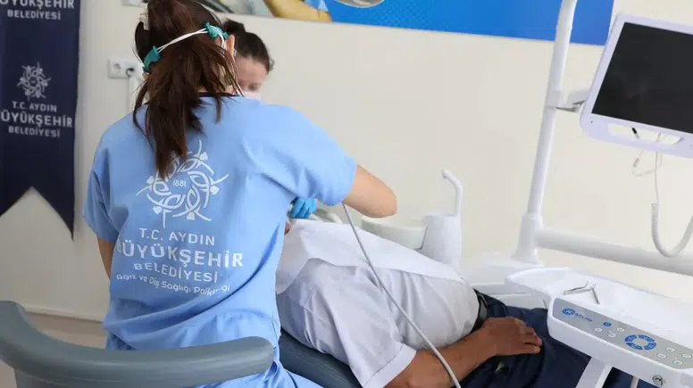 Aydın’da ücretsiz diş sağlığı seferberliği: Mahalleli kapıdan alınıp tedaviye götürülüyor