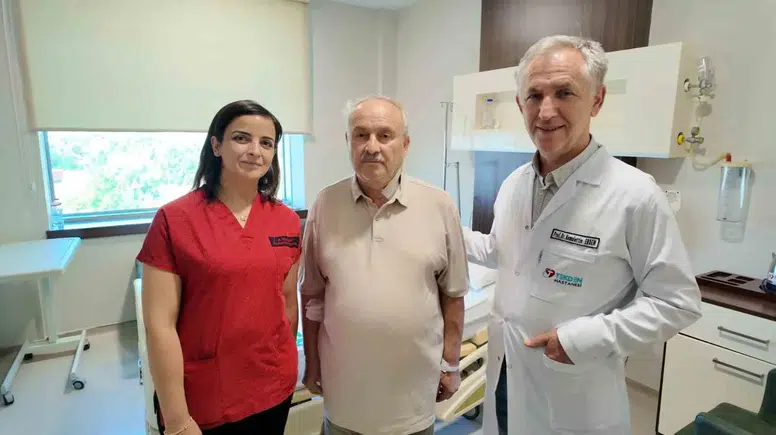 Ayak ağrısıyla gitti, şah damarındaki hayati tehlikeyi uyanık ameliyatla atlattı