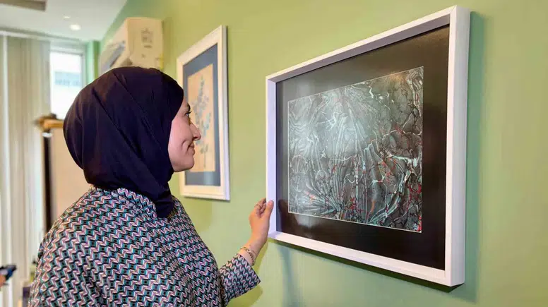 Suyun üzerindeki renkli dans: Ebru sanatını geleceğe taşıyan usta