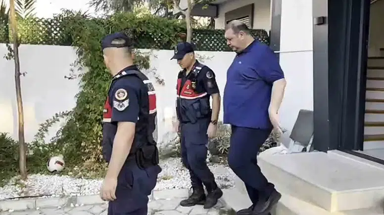 Menderes Belediyesi'nde rüşvet operasyonu: Başkan ve 16 şüpheli hakim karşısında