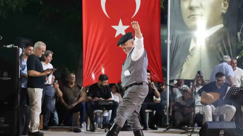 Tavas’ta zeybek rüzgarı: Kültürel miras meşalelerle selamlandı