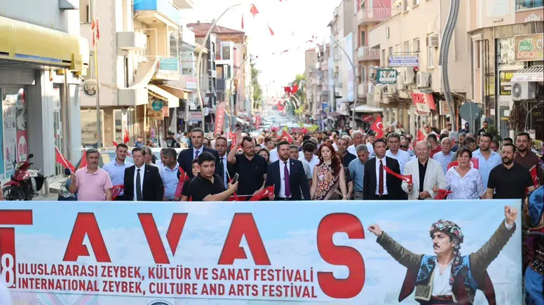 Tavas’ta zeybek rüzgarı esti: Festival coşkusu kortejle başladı